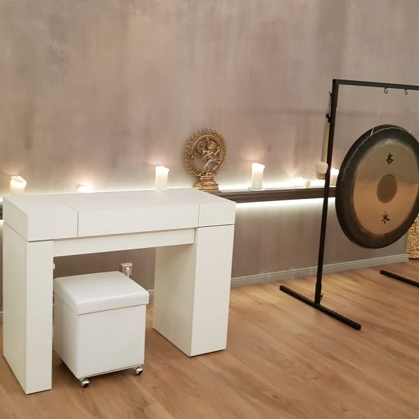 "Not only a beautiful, but also a very comfortable table, perfect lighting for make-up. The price corresponds to the quality, I recommend."-Adele
